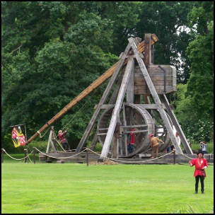 England's Oldest Working Catapult by Thoms Euler [CC-BY-SA-2.0 (http://creativecommons.org/licenses/by-sa/2.0)], via Flickr https://www.flickr.com/photos/thomaseuler/3656736595/ [cropped]