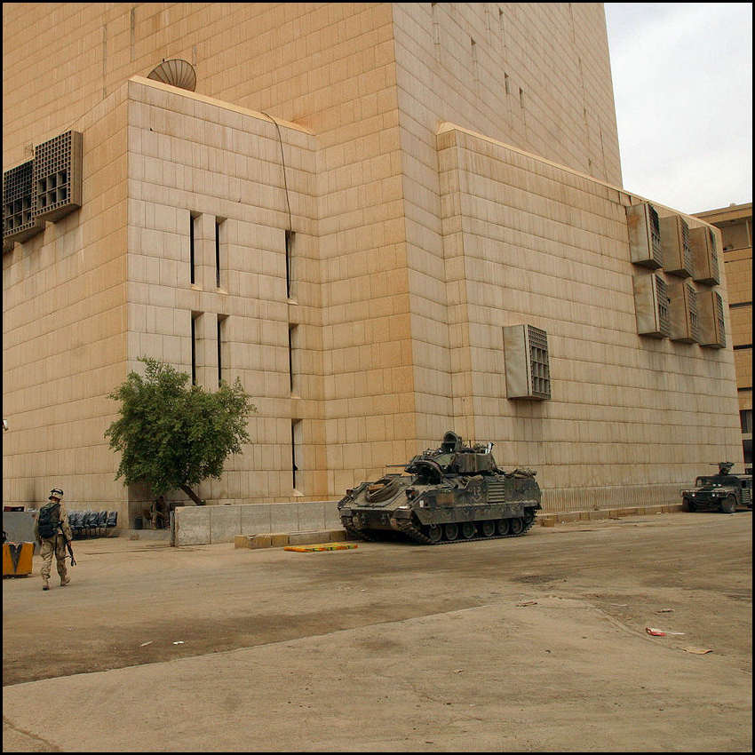 Central Bank of Iraq [Public domain], via Wikimedia Commons http://commons.wikimedia.org/wiki/File:Baghdad-bank-hires.jpg