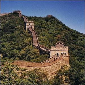 Great Wall of China Wide by Nate Merrill [CC-BY-SA-2.0 (http://creativecommons.org/licenses/by-sa/2.0)], via Flickr https://flic.kr/p/dXBy8h [cropped]
