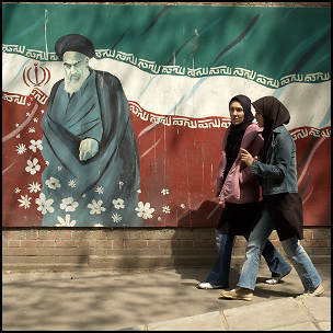 Imam Khomeini by Kaymar Adl [CC-BY-SA-2.0 (http://creativecommons.org/licenses/by-sa/2.0)], via Flickr https://www.flickr.com/photos/kamshots/515002010/ [cropped]