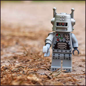 Robot by Johnson Cameraface [CC-BY-SA-2.0 (http://creativecommons.org/licenses/by-sa/2.0)], via Flickr https://flic.kr/p/87B4de [cropped]