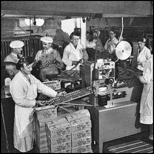 Carsten's Sausage Factory via https://commons.wikimedia.org/wiki/File:Packing_Carsten%27s_weiner_sausages_on_an_assembly_line,_Tacoma,_Washington_(4670205658).jpg [Public Domain]
